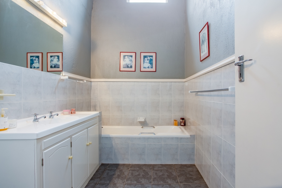 5 Bedroom Property for Sale in Uitsig Western Cape